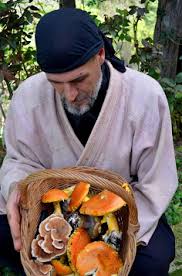 El Maestro con una cesta de setas comestibles